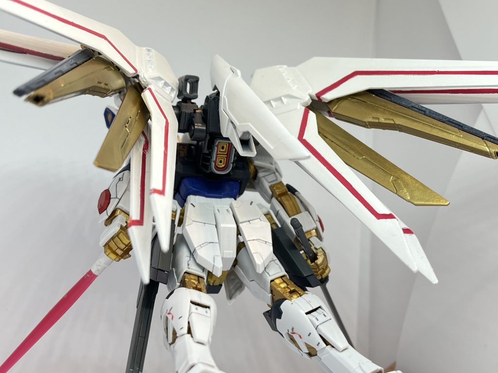 ストフリのバーニアを半分に切断ライフリのバックパックをストフリのバックパックに接着してるだけです。  