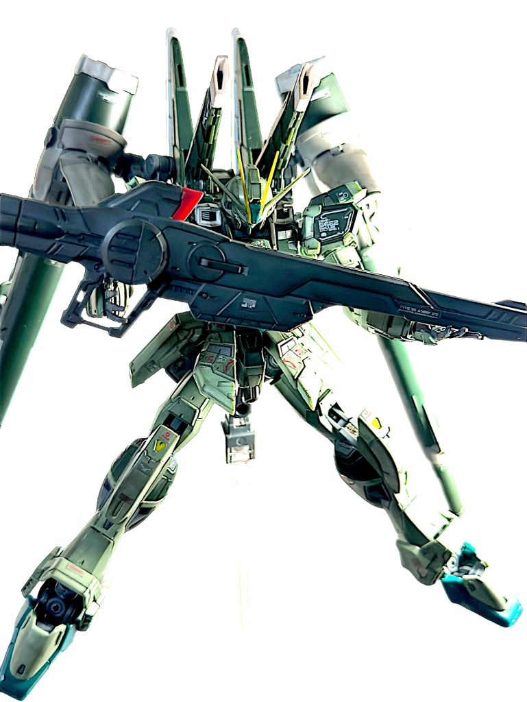 スミ入れ及びウェザリングしています。 成形色がかなり良い色合いで、それを活かすために汚しは軽めにしています。 また、レールガンが良い出来なので、前面に出したポーズにしてみました。