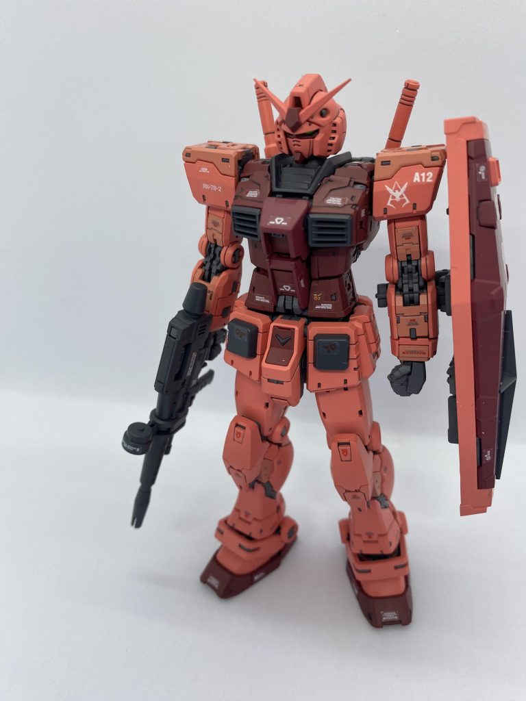 RGガンダムver2.0をキャスバル専用風に塗装しました。塗装はガンダムカラーのシャアピンクなどを使用しました。