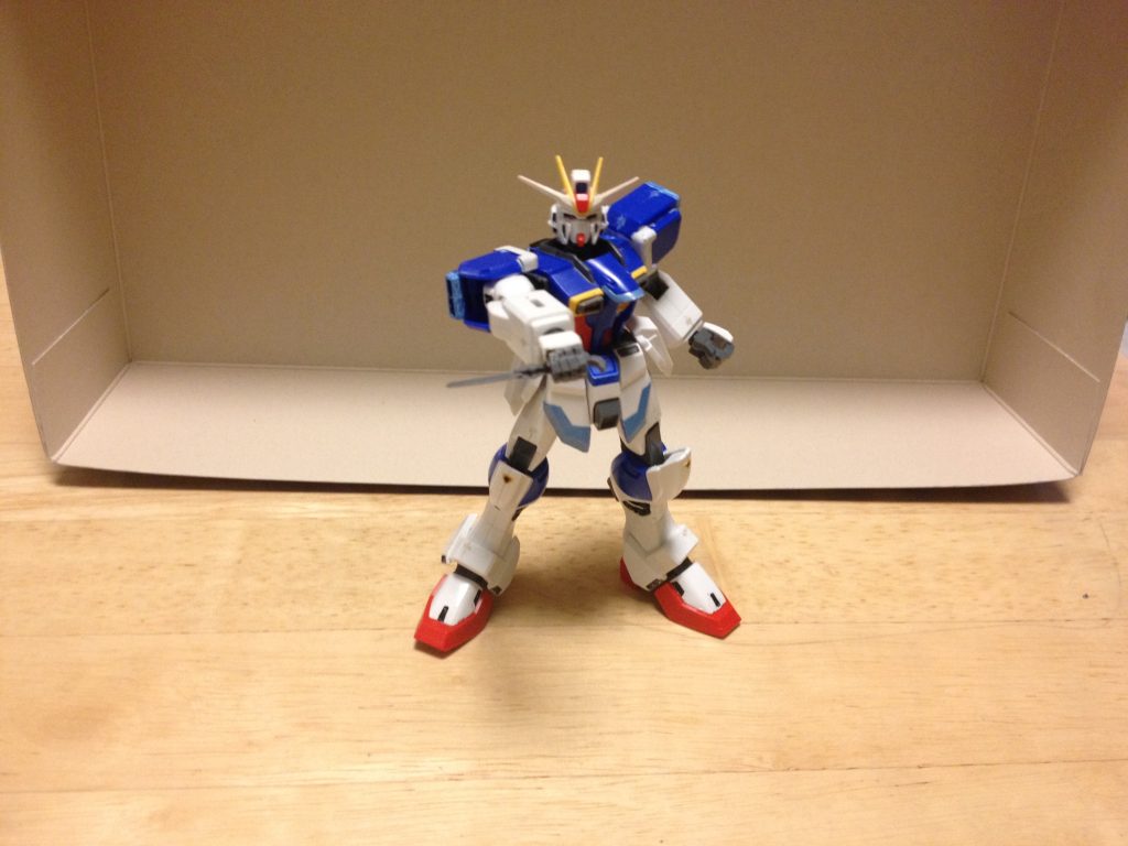 ショウヤの秘められた過去について彼の本名は、中山ショウヤ。そして、ここで登場する人物たちは、彼の幼馴染、そして彼の師匠を務めた大切な人たちである。ショウヤを取り巻く人物との、オリジナルストーリー(※長文になります)黒沼爽子シャオと並ぶもう一人のヒロインにして、ショウヤの幼馴染であり、中学時代の同級生。そして彼にとっては「自分の命と尊厳に捨ててでも守りたい存在」の1人である。ナチュラルであり、彼と同じ15歳。腰まである長い黒髪が特徴で、見た目は暗いが、その内面は明るく天然で、超がつくほど純粋で、前向き志向かつ温厚な性格。可愛いものが好きだったり、女の子らしい一面もある。また、見た目の暗さを差し引いても、自然に可愛い女の子であり、温厚な性格も相まって、男子から好意を寄せられることが多々あるものの、爽子自身はショウヤに好意を寄せている。ショウヤとは、中学時代で一緒に塾に通い、テスト問題の早解きで彼と切磋琢磨し合った間柄。そのテスト自体「満点回答が前提」で、彼女自身はショウヤに勝てた数こそ少ないが、その才能は本人が自覚している以上に飛び抜けており、ショウヤは「生粋の努力家」と評価し、逆に「俺なんかじゃ彼女に及ばない」として彼女を尊敬しているほど。だが、ある日からショウヤと彼女を妬んだ担当教師による執拗な恫喝とイジメを受け続けた結果、精神を病んでしまい不登校となってしまい....(詳しくは後述)。※キャラクターモチーフは、アニメ「君に届け」に登場する主人公・黒沼爽子。太公望(タイコウボウ)ショウヤにMSの操縦技術を叩き込んだ師匠であり、各国の戦争を一時休戦に持ち込んだ英雄。その性格は生真面目で、英雄の称号を持ちながら、それを鼻に掛けないほど。可愛い愛弟子だったのもあって、ショウヤに対しても呼び捨てながら温厚に接しており、師匠を卒業した今でも関係性は良好。ナチュラルであり、13歳と意外にもショウヤより年下。現在はショウヤに実力を完全に追い越されているものの、彼からは未だに尊敬されており、その尊敬に違わない優れたMS操縦技術と豊富な戦闘経験は、キラ・ヤマトやアスラン・ザラでさえ軽く凌駕するほど。※キャラクターモチーフは、PS2「光栄封神演義2」に登場する太公望。半沢慎之助ショウヤに技術者・エンジニアとしての基礎、人との接し方、人と人との繋がり、信念や生きる上で大切なことを教えた師匠であり、妻の美千子と共に「半沢ネジ」という工場を夫婦経営していた。ちなみに、ショウヤの「自分のエゴで誰かの力になる」という考えや座右の銘である「唯我独尊」は、全て他でもない慎之助から教わったもの。ナチュラル、故人。技術者・エンジニアとしての実力は超一流であり、特に慎之助が作り上げた樹脂製ネジは、極めて高い完成度を誇り、現在では予約が1年以上も埋まっているほど。しかもショウヤによると「その気になればMSどころか戦艦さえも建造できる」「慎之助さんが軍のエンジニアになったら、その国が圧勝する」と高く評価されているが、工場の資金難のため実現しなかった。そんな優秀な技術者であった慎之助は、ある日半沢ネジは融資を受けられず経営の危機に追い込まれ、遂には自殺してしまう。その事件は、ショウヤにとっても大きな因縁があり.....(詳しくは後述)その後半沢ネジの経営は、彼が遺した樹脂製ネジの事業を美千子が軌道に乗せる事で、倒産を回避している。半沢直樹慎之助の息子であり、当時から東京中央銀行の営業第二部次長を務めており、「東京中央銀行最強のバンカー」と噂される程の凄腕のエリート行員として君臨している。そしてショウヤにとっては、「感謝と恩返し」「挨拶による大切さ」といった大切なことを伝え続けてくれた師匠であり、慎之助から教わった「基礎技術を更に極めた」メカニックやエンジニア、果てはMS関連の操縦技術など、多くの知識と技術を彼からも教わっている他、チームプリズムによる探偵事業の立ち上げも、彼が手伝っている。そして彼にとっては「自分の命と尊厳に捨ててでも守りたい存在」の1人である。ナチュラル、45歳。尋常ならざる問題解決能力を有する一方、目的のためには手段を選ばない苛烈で危うい一面も併せ持つ。曲がったことを誰よりも嫌う正義漢で、自分がどれほど危機的な状況であっても困難に直面した人間を決して見捨てず、立場上協力や証言ができない人間がいてもその事情を汲み、それを咎めることは一切しない。その人柄を知る人物からの人望は非常に厚い。一方で、悪事や不正を働く人間、責任逃れをしようとする人間、他人を陥れたり不幸にしたりするような人間などには、たとえ上司や国家権力であっても絶対に許さず、決して屈せず、情け容赦なく断罪し、完膚なきまでに叩きのめす。※言わずともがなキャラクターモチーフは、日曜劇場「半沢直樹」に登場する半沢直樹とその父親なのですが、いずれも私が尊敬するキャラです。特に半沢直樹については、その誠実なキャラクターや過去などの設定がとても気に入っていて、今回は「師匠キャラでありながら、主人公を尊敬する」ポジションという設定にしてみました。出会いと始まり太公望と出会い、「滅多にいない逸材」として見いだされた事で、ショウヤは彼に弟子入りする。そうして彼から幾つもの教えを得たショウヤは、駆け出し探偵として独立を始めるべく、駆け出しとして世界を巡るようになり、太公望もそれを応援していた。ある日、ショウヤは太公望と共に「探偵事務所の立ち上げ」に必要な建設ノウハウを得るべく、まずは技術精度の高い町工場を探し、協力を依頼しようと試みていた。そんな目的から金沢へとやってきたショウヤと太公望だったが、太公望と別行動している最中、ザフト兵と半沢の家族が揉めている場面に遭遇する。ザフトもまた半沢ネジの技術力に目をつけ「徴兵に応じなければ射殺する」という圧力をかけてきたのだが、ショウヤは1人でザフト兵を追い返し、彼らを助けた。ちなみに、ショウヤがザフト兵を追い払ったのは、あくまで「罪の無い民間人を徴兵される姿を見るのが胸糞悪い」という彼個人の理由でしかなかった。時間を無駄にしたとばかりに静かに立ち去ろうとするショウヤだったが、半沢ネジの経営者である半沢慎之助にそれを引き留められる。お礼や見返り等を何も考えず「自分のためだけに」行動したショウヤは困惑していたのだが、そんな彼の姿勢は、彼らにとっては謙虚であったのだろう。慎之助だけでなく、その妻の美千子、息子の直樹からも、深く感謝される。さらにこの時、太公望とも合流すると、慎之助は嬉しそうに太公望に握手をする。実は慎之助にとっても、太公望とは古い付き合いであり、お互いに再会を喜ぶ。過去に太公望は、紛争から半沢ネジを助けた事があり、その時のお礼として慎之助の提案を受ける形で、半沢ネジに一時期居候させてもらったのだ。その時に太公望は、ショウヤの人柄を話していたのだ。そして、慎之助たち全員は、太公望とショウヤに対して、敬語や様付けをしてくれる。これは、太公望が「世界のみならず自分たちの実家まで救ってくれた英雄」という事実もあるのだが、ショウヤに対しても「太公望様が話されていた素晴らしい一番弟子」「何も見返りも考えずに自分たちを助けてくれた謙虚な恩人」という理由でもあった。そして、彼らとの交流から、慎之助はショウヤに「半沢ネジへの居候」を提案する。太公望も、慎之助の高い技術力がショウヤの役に立つと考え、この提案に賛成。ショウヤは「自分はわがままに生きているだけで、居候しても困らせるだけだ」として、一度は断ろうとするも、慎之助は逆に「子供ってのは、わがままを言ってナンボなんです」「ワシらも無理なら無理と言いますし、そうやって言葉を交わし合って生きていくのも大事なんですよ」と説得し、その言葉を受けたショウヤは穏やかに頭を下げて、この提案を受ける事にした。これがショウヤと半沢たちの物語の始まりである。半沢ネジへの居候、ショウヤにとっての幸せな時間居候を受け入れたショウヤは、当初は慣れない環境とそれに相反する彼らへの恩義からか、ぎこちなさも相まって、若干荒々しい口調ではあった。しかし、慎之助たちは穏やかで優しく接し、そんな彼らにショウヤも応えようと、最低限の礼儀としてさん付けを使ったり、積極的に半沢ネジの仕事を手伝い始め、そうして徐々に彼らを信頼していったショウヤは、最終的に彼ら全員に敬語を使うようになった。その甲斐あって、1週間で半沢ネジの全てのノウハウを習得したショウヤは、それでも鍛錬を怠らず、事務所設立にも必死に努力していた。そんな慢心のない姿に感銘を受けた慎之助は、様々な技術を伝授するだけでなく、ある幾つかの教えを説いた。それこそ「自分のエゴで誰かの力になる」という考え、そして座右の銘「唯我独尊」であった。さらに慎之助は「ショウヤ様はいつか、世界の最先端を行き、人々の未来を切り拓く英雄になります」と言って、ショウヤはその言葉を聞き、未来への希望を見出すのだった。もちろん、恩人は慎之助だけではない。その妻の美千子からは、ショウヤが悩んでいる時には、親身になって寄り添い、彼の話を聞いてくれた。そして毎日、当初は慣れてなかったとは言え、荒くれ者同然でもあったショウヤに、当たり前のように温かい食事を作ってくれた。その優しい味は、ショウヤが毎日感謝を述べるには十分だった。さらに直樹もまた、大学時代で得た経営や金融における知識、更には銀行員としてのノウハウをも最大限活用して、事務所の設立に協力してくれたり、更には彼から、MS関連の操縦技術から、メカニックやエンジニアとしての技術、ひいては慎之助の基礎を更に極めた技術を伝授してくれた。さらには、「感謝と恩返し」「挨拶による大切さ」といった大切なことを伝え続けてくれたのだ。そうして直樹・慎之助・美千子からの優しさと教えを得たショウヤは、事務所を立ち上げた後、彼は「彼らの力になりたい」「半沢さんたちの幸せを紡ぎたい」と願うようになった。半沢ネジの危機しかし、ある日を境に、ショウヤと半沢たちの人生は一転して狂いだす。メインバンクである東京中央銀行から融資を受けていた半沢ネジであったが、その融資が打ち切られ、経営が苦しくなったのだ。その原因は、銀行から「工場用地を担保すれば融資継続する」と言う約束を反故にされてしまったからだ。それも、融資予約という形で担保を強引に取らせ、約束を反故にして無理矢理返済を迫るという、最低最悪のやり方でだ。だが、この時は誰も知らなかった。半沢たちだけでなく、ショウヤもまた、彼ら以上の凄惨な地獄を味わう事となるとは。味わった地獄の数々について①元々ショウヤには、黒沼爽子という幼馴染がいた。中学時代の同級生であり、彼女とはお互いに学業で切磋琢磨する間柄であった。しかし、彼女とショウヤの実力を妬んだ当時の担当教師は、何度も彼らに嫌がらせを行っており、パワハラや恫喝は当たり前、酷い時は暴力さえ振るう。これだけ問題がある教師は、本来は懲戒免職どころか逮捕さえあり得るが、実はこの担当教師の本職は、直樹と同じ、東京中央銀行のエリートバンカーにして、出向の一環として「学校等の教育施設に教師として赴任できる」という特別な教員免許まで持っていた(この免許は直樹以外では一部のバンカーしか持たない)。しかも担当教師の独自のコネとして、教育委員会の上層部、更には大物政治家とも繋がりがあったため、内部からの告発程度では懲戒免職にならないどころか、逆にパワハラの告発者や被害者に対して「一切の反論を認めず、彼らだけを処罰される」不当処分を繰り返していた。もはや「巨悪」とも言える担当教師に対して、ショウヤは全く屈しなかったのだが、爽子だけはそうはいかなかった。もちろんショウヤは必死で彼女を守ろうとするが、その執拗過ぎるパワハラは、爽子を何度も傷つけ、遂には精神を病むまでに至らしめた。このときショウヤは、激しい罪悪感を覚えた。「自分が不甲斐なかったせいで、爽子を守れなかった」と。味わった地獄の数々について②担当教師は、ショウヤが半沢ネジを立て直そうとしているのを知り、今度は自らのコネを使って当時の東京中央銀行の上層部たちと共謀。半沢ネジに対して、デマの吹聴や融資審査を通さない等の根回しを行い、取引先の信用を奪おうとしたのだ。しかも、半沢ネジの仲間や顧客にまで「半沢に従う連中に未来は無い」「銀行に逆らえば一生路頭に迷う」という恐喝を行い、多くの部下や仲間たちの恐怖を煽った。さらには担当教師は、毎日のように半沢ネジに訪れては「こんな零細工場なんて幾らでもいる」「早く潰れてくれないと大口取引先と契約できない」等の罵詈雑言を、慎之助たちに浴びせられるようになる。取引先と従業員も、誠実で真っ当な人間であった慎之助を疑う者は皆無で、当初こそ恐喝に怯まなかったが、それでも担当教師が行った恐喝やデマは、その取引先の更に取引先、さらに従業員の家族にも影響を与え始め、徐々に従業員や取引先が離れ始めるようになる。そんな「銀行に逆らえば命は無い」彼らに対して、慎之助もショウヤも直樹も責める事はせず、特に慎之助は「ワシの事は気にせんでええ」と取引先に伝えており、従業員にも「辞めたいならワシに気を使うな」「ちゃんと退職金を払うから安心せい」と言って、彼らを安心させた。だが、仲間にも取引先にも頼れず、更には銀行にも圧力を掛けられた状況では、いずれ半沢ネジの経営が傾く。ショウヤは、何とか半沢ネジを立て直そうと、デマの撤回や無実の証明を試みたり、方々の銀行や金融機関にも呼びかけを行った。だが、東京中央銀行はただ「返済しろ」と言うだけで、他の企業や金融機関も早々には呼びかけに応じない。それでも「銀行に頼らなくても、半沢ネジの優れた技術を守るためにできる事はある」とショウヤは考えて、頼れる企業や会社、資金援助が行える施設などを、血眼になって探し続けたが....味わった地獄の数々について③遂にショウヤを直接巻き込む事件が起きた。それは、特殊刑務所への拉致監禁、そこで行われた文字通りの数多くの拷問であった。ショウヤに私怨を持つ担当教師は、遂にはコネで政府を動かして、特殊警察に彼を特殊刑務所へと監禁させた。この時の彼の罪状は、覚醒剤の大量所持と闇取引、暴力団や闇金との癒着、大量虐殺であったが、彼もチームプリズムも実態としては、戦争での殺人こそあったが、それでも上記の無茶苦茶な罪状を犯しておらず、罪状そのものは、あくまで監禁するための口実であった。3ヵ月以上もの時間を監禁されたショウヤが受けた拷問とは、頭のゴーグル型のVR装置から洗脳電波を浴びせられ、小木曽に服従するように矯正され続け、逆に洗脳が通じない場合も、手首足首に着けられた装置から強烈な電撃を流し、心と身体の両方を痛めつける。つまり、心が限界になれば電波を受け入れて洗脳できれば良し、身体が壊れれば死ぬ。どう転んでも担当教師が喜ぶ結果になる、そんな凄惨な拷問を受け続けたショウヤであったが、この拷問ですら彼にとっては「この程度」でしかなかった。味わった地獄の数々について④監禁されている間、ショウヤが唯一心が壊れそうになったのは、電撃を浴びせるのと同時に何度も見せつけられた「慎之助が死ぬ光景」を捏造した加工映像であった。そして映像は、「ショウヤ自らが慎之助を手にかける」という単なる1パターンのものだけではなく、電撃による感電死、水没させた上での溺死、冷気に晒されての凍死、壁や天井に押し潰されて圧死、爆弾を埋め込まれての爆死、火災による焼死など、あらゆる場面での慎之助の殺害という恐ろしい内容だった。しかも担当教師は、ショウヤの精神を破壊する為だけに、どの方法を選んでも慎之助が助からないように映像とプログラムが改造しており、どう足掻いても必ず慎之助の死を目視させられる事になる。味わった地獄の数々について⑤この拷問と殺人体験の最中、なんとショウヤはDG細胞の悪性部分を大量に投与させられ、DG細胞が発現した力によって、自らの脳が急激に時間経過させられてしまったのだ。微量でも暴走の危険性のあるDG細胞を、まして大量投与なんてすれば、本来であれば脳が腐食して死に至り、仮に耐えられたとしても、急激な時間経過によって殺人体験が延々と繰り返され、脱出する事が出来なければ脳が100年以上という人間の精神は限界を超えて破壊もしくは死に至る。さらに酷いことに、植え付けられたDG細胞には、多くの人間の不幸や忌まわしき記憶などを大量に記録されていた。そして、DG細胞を投与されたショウヤは、何とそれらの数多の凄惨過ぎる記憶、さらには死ぬ瞬間や転生した記憶までも受け継いでしまい、膨大な負の情報が彼の頭に深く刻まれてしまった。そしてDG細胞による影響も相まって、ショウヤは本来現実からかけ離れた加工映像を「生の現実」として感じてしまうようになり、彼にとって繰り返させた拷問は、後に「生と死を繰り返すのも同然」とも表現できるものだった。しかしショウヤは、それでも「慎之助さんは生きている」「半沢ネジはまだ無事」という僅かな希望を捨てずにいた事で、自らの意思と記憶を失わず、自分の精神力だけで、DG細胞による脳の腐食を克服しただけでなく、DG細胞の時間経過にも順応し、耐性すら獲得し、100億年の長い時間経過を耐えてしまったのだ。加えて、この時間経過の中で、様々な殺人体験を基に、慎之助を助け出す方法、事件を解決する方法、被害を未然に防ぐ方法、挙句は敵を確実に倒す(抹殺する)方法など、様々な予測と試行錯誤を繰り返し、それらを体験の中で幾度となく実践していた。もちろん、これらは担当教師のプログラム改造によって全て失敗に終わっているのだが、皮肉にもそれが、サバイバルや殺し合い、犯罪や殺人、テロや戦争などの、いわゆる負の人生経験を100億年以上過ごす結果になり、当然ながらショウヤのただでさえ高い能力は、さらに爆発的に引き上げられ、あらゆる状況に対して徹底的なまでの予測を行えるようになっている。こうしてショウヤは、3ヵ月間の監禁期間で、100億年もの地獄を経験させられ、比例して精神年齢も100億歳になってしまった。ショウヤは何とか、現実と映像の違いを見分けられたものの、電撃を浴びせられた続けた上、時間経過によって、身体を動かすのにも膨大な時間を要する羽目になり、時間の感覚も狂わされ、これまで感じてきた喜びの感情が壊れてしまっている。しかも、死ぬ瞬間も含めた負の記憶を植え付けられた影響も相まって、ショウヤは「死ぬ事に慣れた」とまで言うほど、自分の持つ死への恐怖が完全に消えてしまった。ショウヤも「100年を過ぎても風景一つ変わらない」と語るほどの時間経過だったが、それでも慎之助の身を案じて脱獄を試み、上記の100億年の時間経過を経て、何とか耐えて、遂に特殊刑務所を脱獄に成功。そして、担当教師たちに監禁される直前、自分のスマホに複雑なプロテクトとロックを掛けており、担当教師たちにデータを盗まれるのを阻止していた。そのセキュリティの強さは、刑務官どころか超一流ハッカーでさえ、ロック解除はおろかデータ削除すらできずにおり、仕方なく刑務所内で保管される事となったが、ショウヤは脱獄するなり、すぐにスマホを奪い返すと、まずは内海信用金庫に連絡し、早急に半沢ネジへの融資実行を依頼。その上で慎之助に連絡した。監禁直前、ショウヤは倒産寸前の半沢ネジを救うべく、頼れる企業や機関を探し続け、遂に内海信用金庫が融資を受ける打診をしてくれた。そして、担当教師が自分を狙ってくる事をある程度予想して「自分が連絡が取れなくなった場合、融資可能な段階まで話を極秘に進めて欲しい」と内海信金に依頼をしており、既に融資審査が下りていた事もあって、彼に信頼を置いていた内海信金もこれを承諾。こうして半沢ネジの倒産は回避し、あとは慎之助と直樹たちを助けるのみとなった。しかし、それでも残酷な現実を食い止めるのには、あと少し遅かった。味わった地獄の数々について⑥慎之助「ショウヤ様、色々とありがとうございます…!でも、これ以上、ショウヤ様や直樹たちに迷惑はかけられまへん。」ショウヤ「何言ってるんです!迷惑だなんて…!」慎之助「今日までに、それに備えて万が一ウチが倒産しても連鎖被害が出ないように、取引先への連絡を済ませときました。これで、みんな無事に済みます。」慎之助「…ホンマに、ワシらのせいでショウヤ様を巻き込んでしまって申し訳ありません。でも、ショウヤ様に会えて、ワシは嬉しかったです。ショウヤ様と色んな技術の話をしたり、他愛のない世間話をしたり、楽しい日々を過ごせました。これからワシは、これから自分の命で責任を取ろうと思います!」ショウヤ「だから早まらないでください!半沢ネジは倒産していないですし、これからまた直樹さんや美千子さんとも楽しい日々が過ごせるんです!俺は、慎之助さんが誰かの為に働く姿に、勇気をもらっていたんだ!貴方が死ぬのも、貴方が傷つく姿も、誰も見るに耐えない!」慎之助「やっぱりショウヤ様はカッコいいですな。唯我独尊って言葉がとっても似合ってます。」ショウヤ「こんな時に、何言ってるんですか…」慎之助「ワシは、ショウヤ様をずっと見てきました。昔も今も、ショウヤ様は誰かの為に戦ってきました。きっとそれは、ショウヤ様にとっては自分の為ですけど、そんなショウヤ様の姿を見て、ワシらは勇気をもらってきたんです。太公望様のお弟子様だからとか、英雄だからとか、そんな理由だけではありません。何より、自分の為に誰かを守って戦うショウヤ様だからこそ、ワシらは尊敬するんです…!」ショウヤ「慎之助さん…」慎之助「ワシの願いは、誰かの為に人が働ける社会です。ショウヤ様は、楽しくワガママに、そして唯我独尊に生きてください。自分のエゴを持って生きていけば、誰かに見返りを求めなくても良くなります。ショウヤ様のような強くて優しい人が…、若者たちの将来が、世界の未来を作るんです。」ショウヤ「今だって、そういう風に生きてますよ。自分の為の働きが、誰かの為になる事がある。それはずっと貴方が言っていた事だ…!」慎之助「ショウヤ様。最期に、ワシの長い無駄話を聞いてくれて、ありがとうございます…!」ショウヤ「最期って何ですか、待って下さい!慎之助さ…」慎之助「どうかお元気で…」慎之助に連絡したショウヤであったが、その電話が彼との最期の会話だった。ショウヤ「慎之助さん、慎之助さん…!」ショウヤは嫌な予感を覚えて、大慌てで半沢ネジまでたどり着く。男性「半沢さん、いらっしゃいませんか?内海信用金庫の井田です!例の樹脂ネジの件でお話に来ました!」そこには、内海信用金庫の担当者が来ていた。さらに、直樹「ショウヤ様?!ご無事だったんですか?!」直樹も自宅に帰ってきた頃だった。ショウヤ「ちょっと、すみません!今は慎之助さんが…!」直樹「えっ…?」ショウヤは急いで扉を開ける。しかし既に遅かった。ショウヤ「し、慎之助…さん?」時遅く、慎之助は首を吊って自殺していた。ショウヤは急いで駆け寄るが、既に慎之助の身体は冷えていた。ショウヤ「慎之助さん…そんな…」そこに、直樹「親父、内海信金さんが来てくれたよ!」直樹もやって来た。直樹「お、親父…」ショウヤ「直樹さん…」直樹「親父!親父!!親父!!!親父!!!!親父!!!!!」直樹もまた、自分の父親の死を目の当たりにし、駆け寄ってきた。そして、ショウヤ「うわぁぁぁぁぁぁぁぁ!!!!!」「恩師の死」という光景を目の当たりにしたショウヤの、どうにもならない程の無力感と悲しみの慟哭が響き渡る。その数日後、慎之助の通夜と葬式が行われた。ショウヤ「…直樹さん、美千子さん。俺は、この葬式に参加しても良かったんですか?」直樹「ショウヤ様…」ショウヤ「目を付けられる前に俺が慎之助さんの元を離れていれば……俺が監禁されてなければ………!俺がもっと早く内海信用金庫の融資を進められていれば、俺が慎之助さんの自殺を止めてさえしていれば、こんな事にならなかった…!」美千子「ショウヤ様…」ショウヤ「…慎之助さんを殺したのは、俺です。」ショウヤは、その場で土下座をする。ショウヤにとっても、慎之助の死という辛い現実には、涙が止まらなかった。しかしそれ以上に、慎之助を助けられなかった事や、自分がその自殺の原因にもなった事実に、ショウヤは自責の念に苛まれていたのだ。ショウヤ「直樹さん、美千子さん!俺の事を、恨んでもらっても構いません!殴るなり蹴るなり、いっそ殺すなりしてもらっても構いません!それでも、俺が謝って済むと思いません!!俺は、それほどの事態を招いてしまった!!!」ショウヤの心は、慎之助を失った悲しみ、慎之助を助けられなかった自責の念と罪悪感、それらの悲劇を招いた保身と権力欲に塗れた腐り切った大人たちへの憎悪、それらを防げなかった自分自身の弱さへの怒りという、ドス黒く湧き立つ様々な感情に駆られていた。ただでさえ拉致監禁によって時間を奪われ、殺人体験までさせられていたショウヤの心を擦り減らし、ズタズタに壊していたのだ。ショウヤ「俺は、慎之助さんを救えなかった!直樹さんと美千子さんの家族を奪ったんだ!!俺は…俺は…!!!」そんな感情に今にも押し潰されそうのショウヤは、もはや流し続ける涙を抑える事すら出来ず、頭を何度も地面に擦り付けて、ひたすら謝るしか出来なかった。しかし、直樹「謝らないで下さい、ショウヤ様!」美千子「ショウヤ様は何も悪くないです!」直樹と美千子は、必死になってショウヤの土下座を止めさせた。ショウヤ「直樹さん…美千子さん…」美千子「悪いのは、ウチへの融資を打ち切った東京中央銀行です!ショウヤ様は、懸命に戦ってくれてたんです!ウチらは、ショウヤ様に感謝こそすれど、恨むなんて絶対に有り得ません!」直樹「ショウヤ様だって、ずっと監禁されてて辛かったはずですよ!でも、それでも親父の事を救おうとしてくれたのを俺たちは知ってます!」当然ながら直樹と美千子は、命を懸けて半沢ネジを救おうとしてくれたショウヤを恨んでなどおらず、むしろ感謝していたのだった。ショウヤ「直樹さん…美千子さん…!」そんな感謝の言葉を受け取ったショウヤは、何とか踏み留まって、心を強く持ち始めたのだ。美千子「ショウヤ様は、この葬儀が終わったら、旅に出られるんですね?」ショウヤ「…はい。俺も、自立して事務所を立ち上げていきます。慎之助さんが俺に教えてくれた事を自分なりに考えながら、強くなろうと思います。」直樹「そうですか。それで、黒沼さんの方は大丈夫ですか?」ショウヤ「爽子の方は、今のところ元気です。奇しくも、パワハラが俺のところに来た事で、爽子に対する当たりが少なくなって…」美千子「良かったです…!ショウヤ様もご無事で、大事な幼馴染の方もご無事で…!」ショウヤ「お気遣い、ありがとうございます…!それで直樹さんは、東京中央銀行のバンカーを続けられるんですよね?」直樹「はい。」美千子「私は一応、反対してたんです。父ちゃんは、東京中央銀行に殺された様なもんだって言ったんです。でも…」直樹「…忘れる訳がない。だからこそ続けるんだ。」ショウヤ「銀行を変える為…ですね。」直樹「はい。」美千子「それを聞いたら、反対し切れなかったです。」ショウヤ「…直樹さん、美千子さん。もし何かあったら、いつでもご連絡下さい。俺も、出来る限りの事をします。」美千子「大丈夫ですよ。半沢ネジは、ショウヤ様が内海信金に声をかけてくれたおかげで、融資をしてくれて、今では順調に黒字で経営出来てます。」ショウヤ「…そうですか、良かった。」美千子「これもショウヤ様のおかげです。これが無ければ、私たちは今頃、路頭に迷っていましたから…」ショウヤ「…むしろ、この程度しか出来なかったのが悔しいぐらいです。けれど、慎之助さんの願いを忘れない為にも、俺は強くなります。どうか皆さんも、お元気で…!」半沢ネジは、内海信用金庫からの融資を受けて、経営が黒字まで回復した。そして探偵事務所を立ち上げたショウヤは、慎之助から過去に教わった話を思い出し、国にも媚びず、唯我独尊に生きる事を決意したのだ。後に直樹は、半沢ネジを倒産危機に追いやった張本人の大和田に対して、ショウヤの手を借りずに「役員の面前で土下座させる」という復讐を果たしており、その結果として直樹は子会社に出向する事にはなるが、最終的に本社に戻っている。ショウヤの人物像について最初に述べたショウヤの人物像と高い能力は、元来の才能に加えて、上述する拷問やDG細胞の投与による時間経過が要因となっている。そして精神年齢100億歳という、あり得ないほど達観した精神面を持つようになってしまった。さらに上述の出来事から東京中央銀行の上層部....それも頭取すら含めて、徹底的なまでに威圧的な姿勢を取っており、ショウヤが連邦軍に対する威圧的な姿勢も、この過去に由来する。また、こうした事情から、半沢直樹とその家族、依頼人の娘である月天シャオや、幼馴染でありながら精神を病んでしまった黒沼爽子など、自分のせいで辛い過去を送っている相手や、そうした現状でも自分を仲間として認めてくれる相手には、普段は表に出さないものの強い恩義と責任感を感じ続けており、彼らに対しては優しく接する一面もある。そして、過去に何度か「半沢直樹が不当な扱いを受けている」と聞いた際、自らの足で上層部に殴り込みを行った事がある。更には「常務の大和田(半沢ネジ経営悪化の張本人)への土下座の強要」を理由とする直樹の子会社への出向処分に対しては「直樹さんへの最低最悪な裏切り」「最もやってはいけない不当な処分」「真実を先に伝えるべきだった」として、一切の反論を認めず、徹底的に非難しており、現頭取の中野渡ごと役員全員を半殺しにした(もちろん、直樹たちの過去をしっかり説明した上で糾弾している)。特に頭取には「直樹さんに