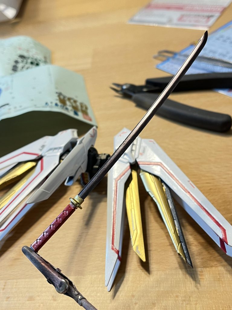 色は刀身を黒鉄色、ゴールド、あずき色で塗り分けてます。