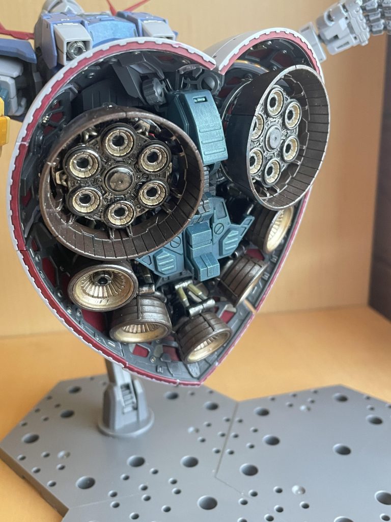 装甲裏、メカともに、チマチマと筆塗り。下地を侵さないよう、アクリジョン、タミヤエナメル、シタデル、マーカー等を使い分けて、塗り重ねたり拭き取ったり。