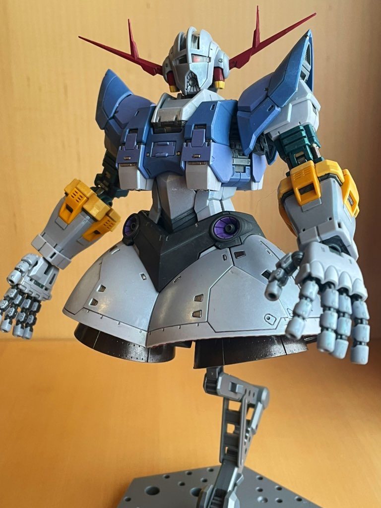 グレーと青の外装のドライブラシは単調にならないよう2〜3色重ねてます。