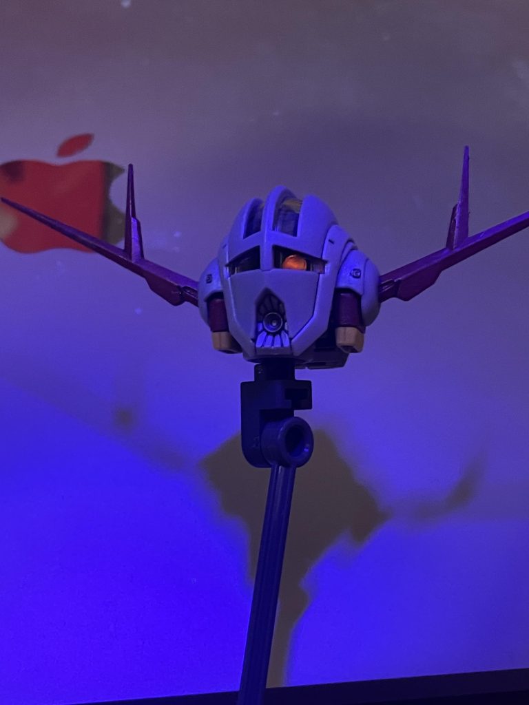 モノアイは、お馴染みの蛍光色&UVライトでビコーンです。