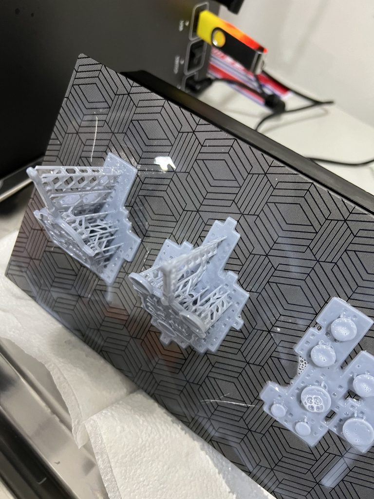 成型直後の軍配　まだ泡立っています(笑)