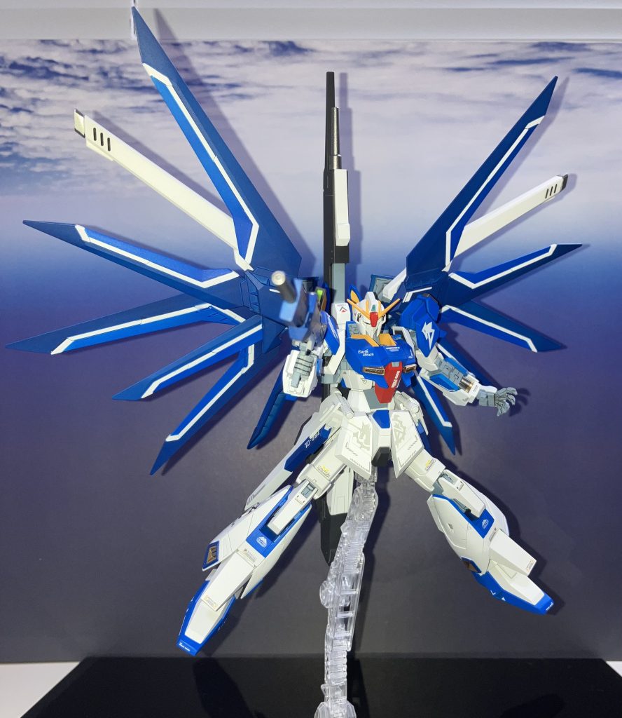 ライフリのウイングとハイメガランチャー塗装完了したので更新左手はメカサプライアソートのやつ孔雀みたいだな