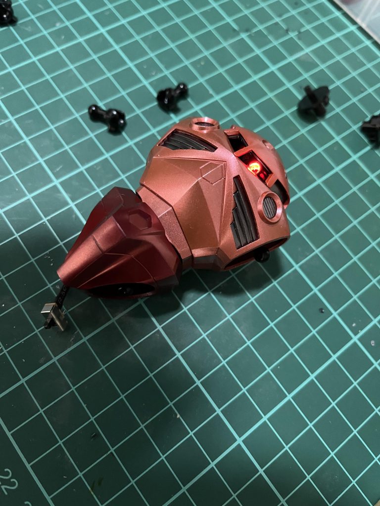 被せて完了!スイッチは股関節部分からひょこっと出してます。