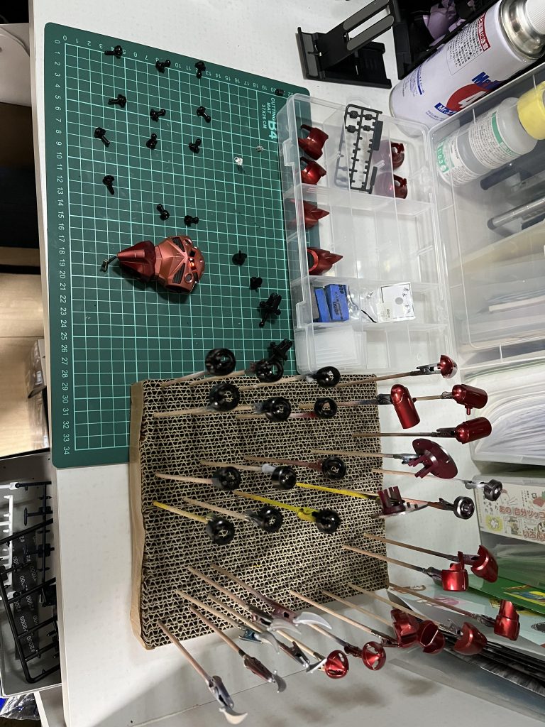 塗装してます、パーツが少ないのがHGのいいところですね!