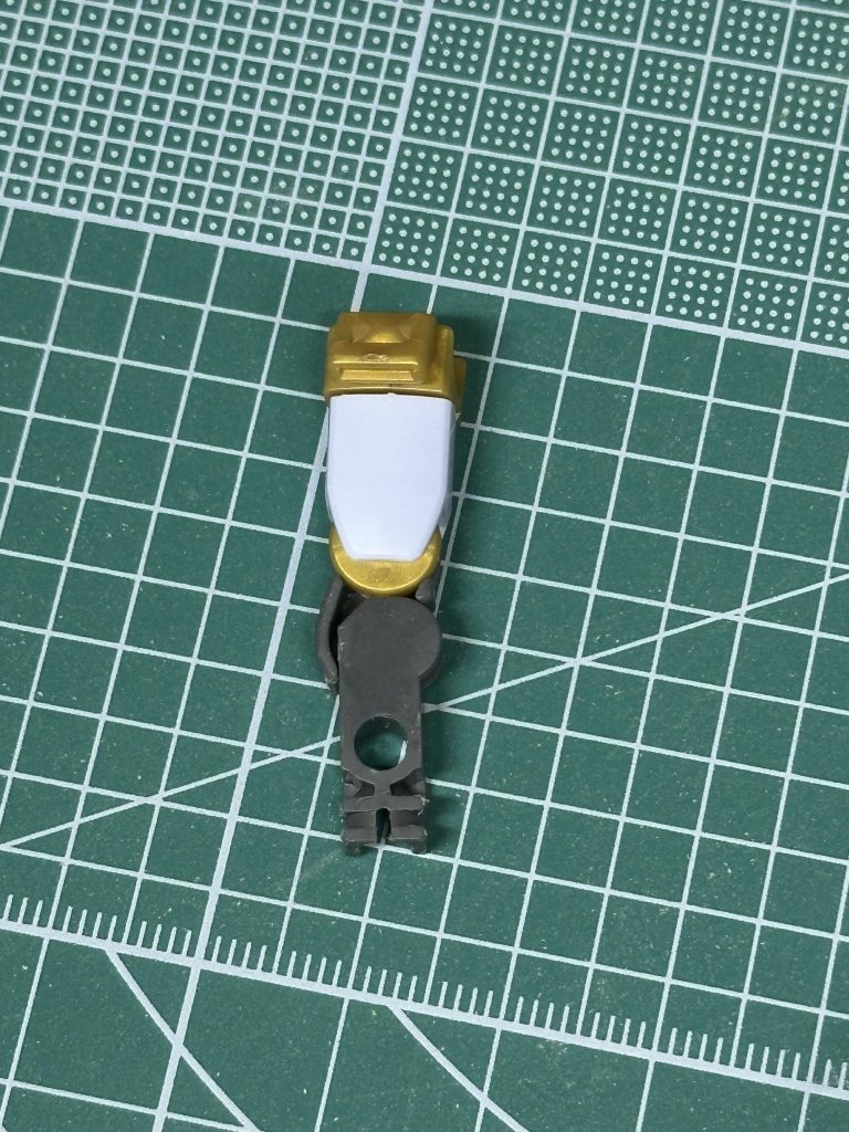 腕はフレームの穴を利用して制作しました