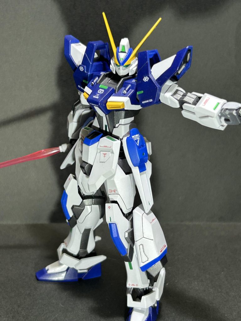 アクション3。フェイスはどうしても口元が格好良く見えなかったので、削ってパテ盛って削ってスタイリッシュな感じのマスクにしました。