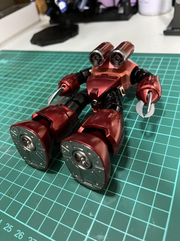 足裏などはヘビーガンメタリックです。