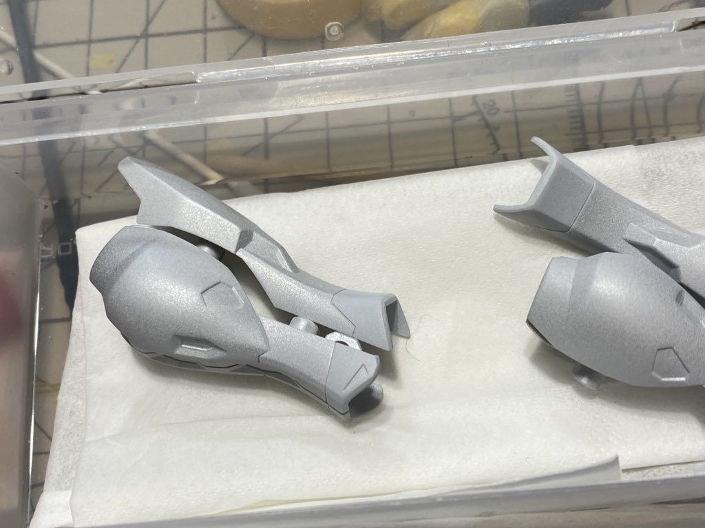 ホワイトの表現には拘ってて、過去作でホワイトをずっと追いかけて今の手法に辿り着きました。ホワイトともシルバーとも何とも言えない感じが好みです。