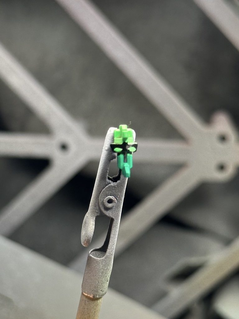 ツインアイは蓄光塗料で塗っています