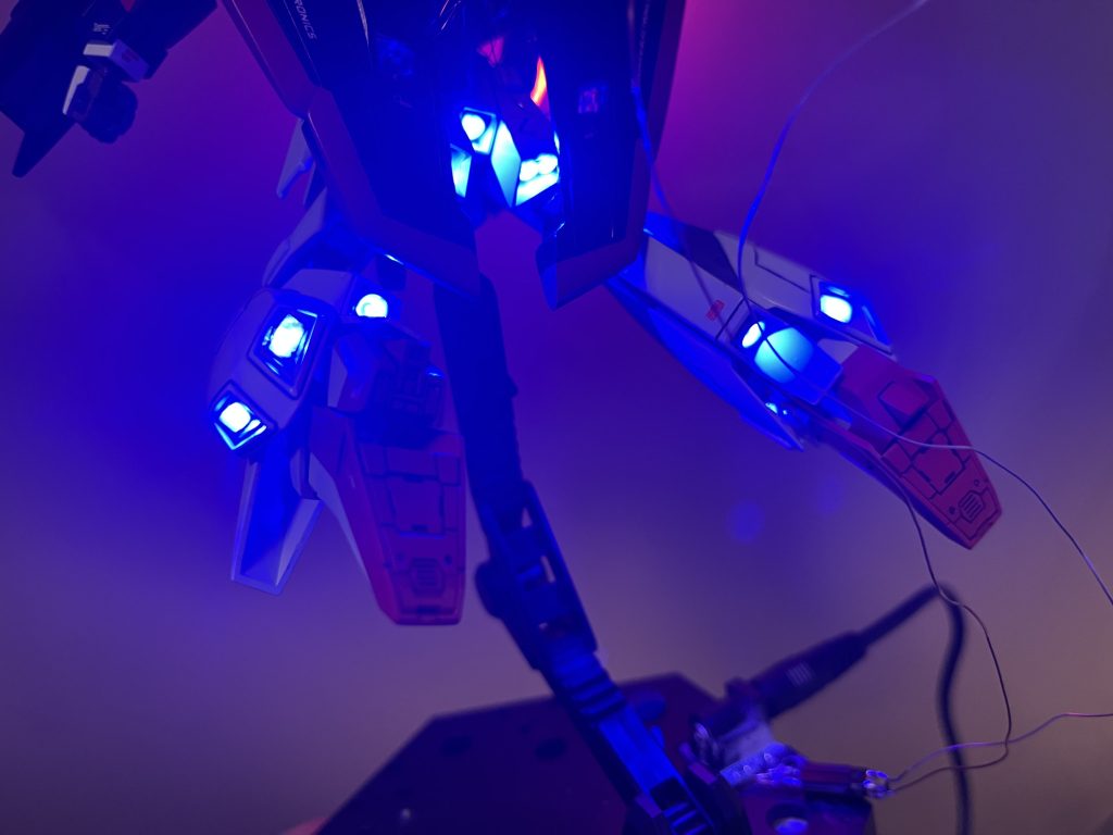 足回りのバーニアは四角いので削って透明プラ板とレジンで加工しました