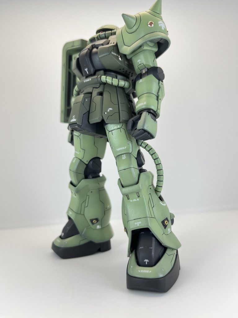 左前方あおりで説明書にMS-06F2、後期生産型ザクには前期型と後期型があると設定されていますので、動力パイプをグリーンで塗装し、勝手に前期型としました。