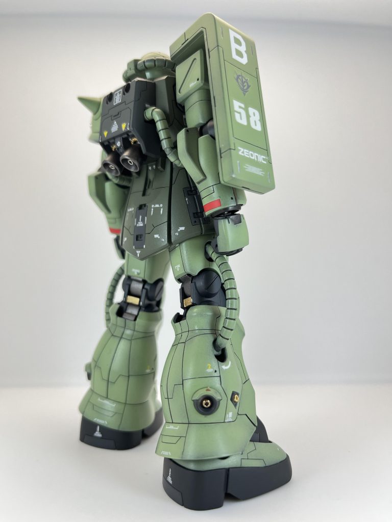 右側後方からあおりでバーニアやスラスターにはメタルビーズをはめました。関節は焼鉄色やゴールド等のメタル系で塗り分けました。