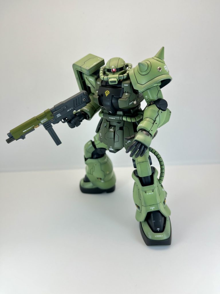 武器を携えて100均のプラBOXをブースにして撮影しています。モノアイは100均のラインストーンの無色を磨いて、油性ペンの赤で塗装、意外に光を集めてくれるので、アングルによっては発光しているように見えます。