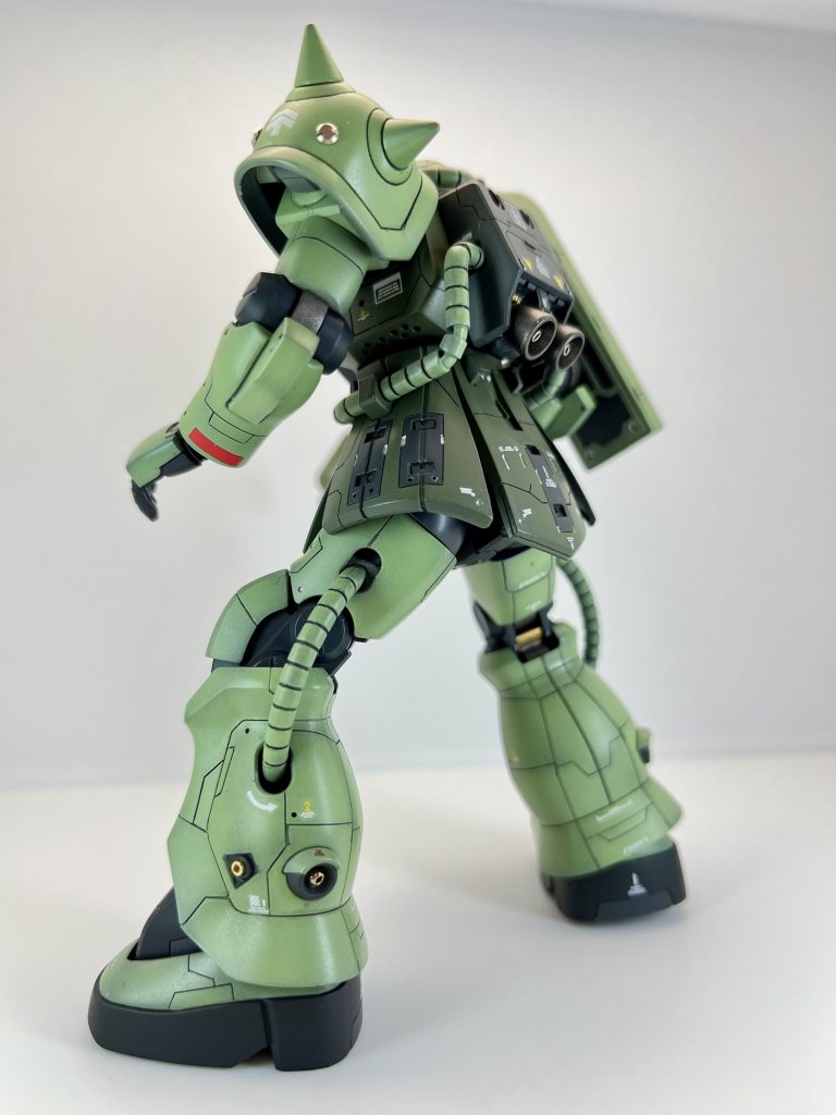 左後方から動きをつけてスカートアーマーのスジボリはかなりお気に入りです。ウェポンラックにはプラチップをはめ込んでディテールアップ、おかげで予備弾倉等がはまりません。見た目重視です。