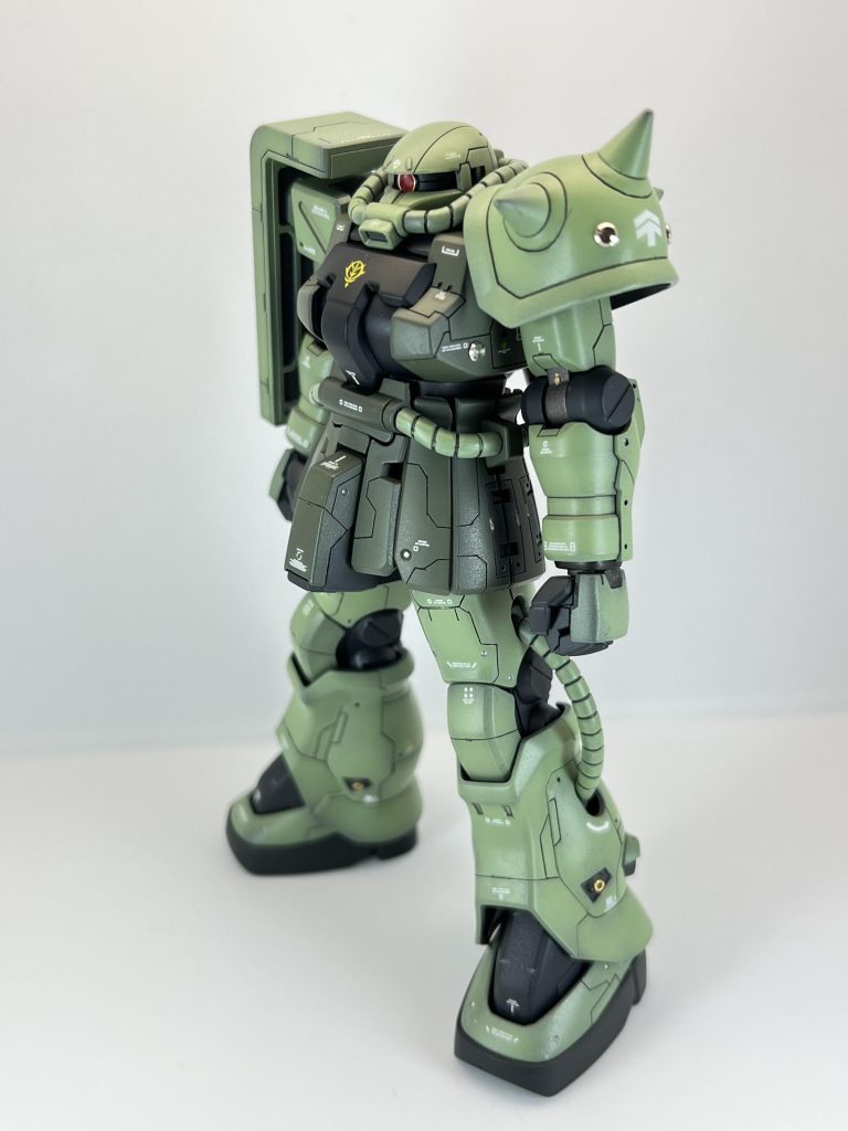 左前方よりスジボリのデザインを以前作ったものからアップデートしました。といってもネットで見かけた上手な方のデザインを真似しただけですが、なかなかうまくいったと思います。以前どなたかもアップしていましたが、このキット唯一の不満点である脚部も少し削り込んで立ち姿を改善しました。