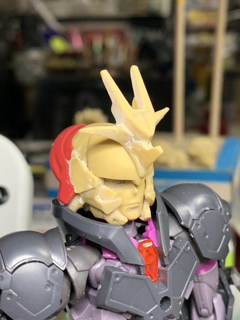 グエルの兜はディランザっぽいツノとダリルバルデの頭部パーツを組み合わせています。