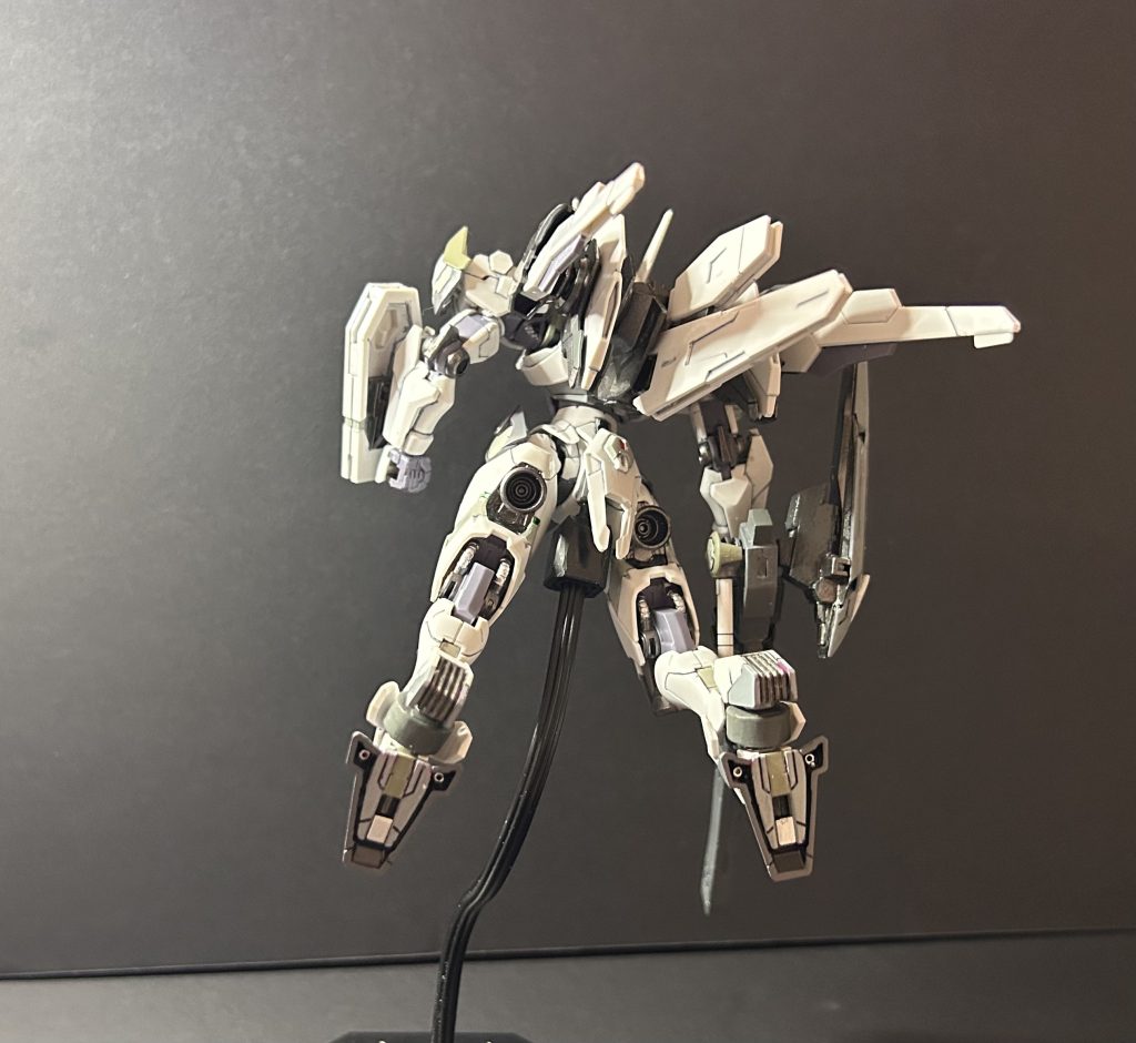 バックパックは、リアスカートが見える様にショートタイプにして、ビットを密集できる様に組み替えました。足の丸部分の肉抜きをプラ板、ポリパテでヤスリ掛けを繰り返してチャレンジしました。足裏のデザインが塗り分けるだけカッコいいなと思いました。