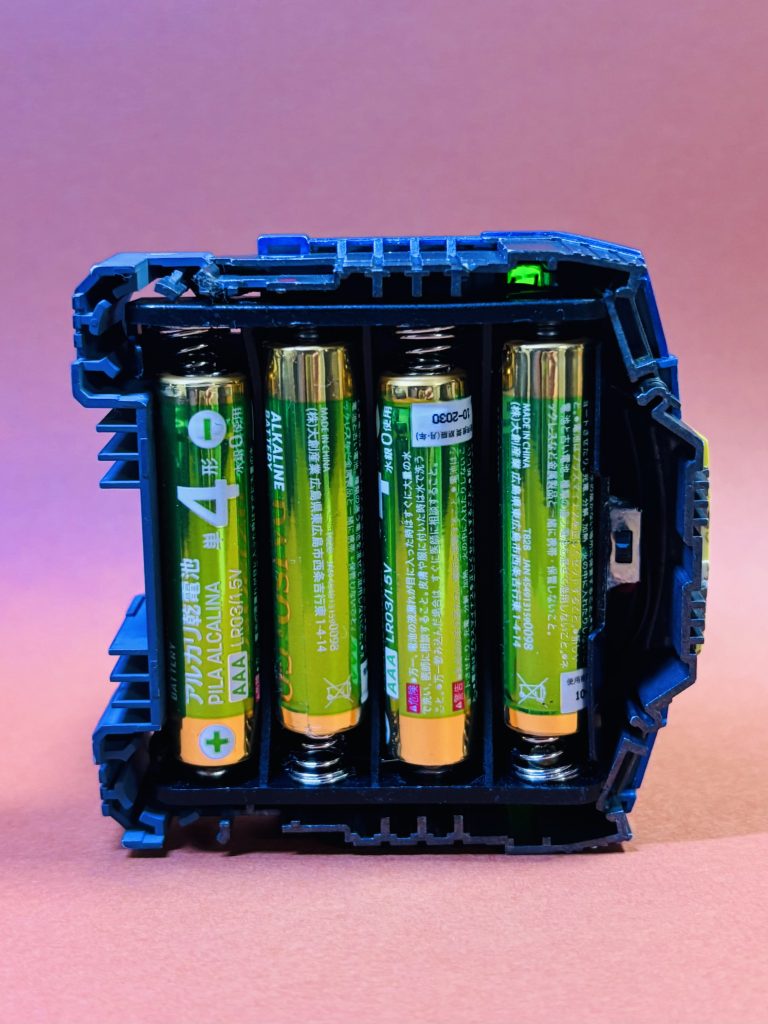 単四x4本がすっぽり！もちろん電池はダイソー品です(￣▽￣)