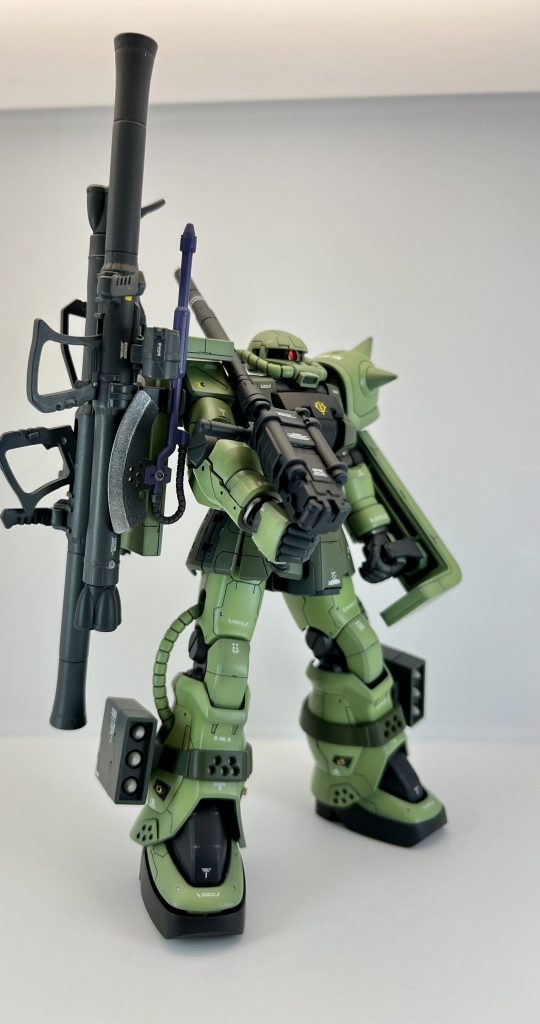 装備品を携行状態にして。１つ上の画像のパーツを用いて装備させました。武装モリモリですが、接敵前には全てパージします。左手の手持ちシールドも、重量が偏った右半身に対するカウンターウェイトとしても役立ちそうです。