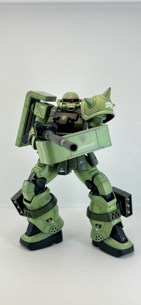 正面からマゼラトップ砲を構えてマゼラトップ砲はフォアグリップを右から左へ変更しました。これにより右手持ちが可能に。本砲はザクマシンガンと弾丸の径は大差ないんですが、砲身長が全く違うので初速と貫通力も比較にならないはずです。…ホントはジオン版輝き撃ちも考えましたが不採用