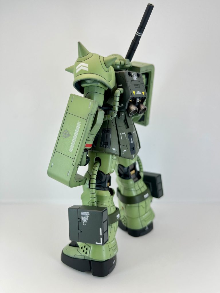 左側後方から。スジボリやデカールはほぼ前作と変更点はありませんが、脚部フレアに増加装甲を足しました。手持ちシールドは消耗品というか、使い回し品のため、デカールは最小限にしました。