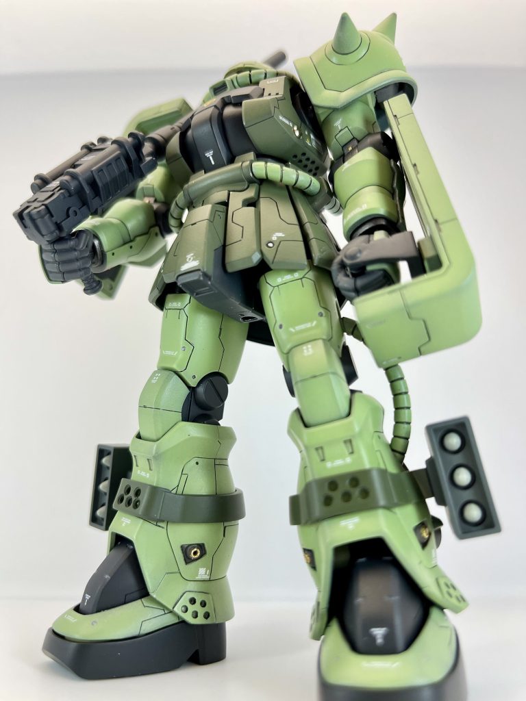 左側前方からあおりでガンダムバトルオペレーションというゲームに、ザク2（重装備仕様）という機体が登場します。これの後期生産型版といった機体です。胸部装甲にはFZにつながるようなブチ穴を開口、フットミサイルの接続具にも肉抜き穴を開口しました。