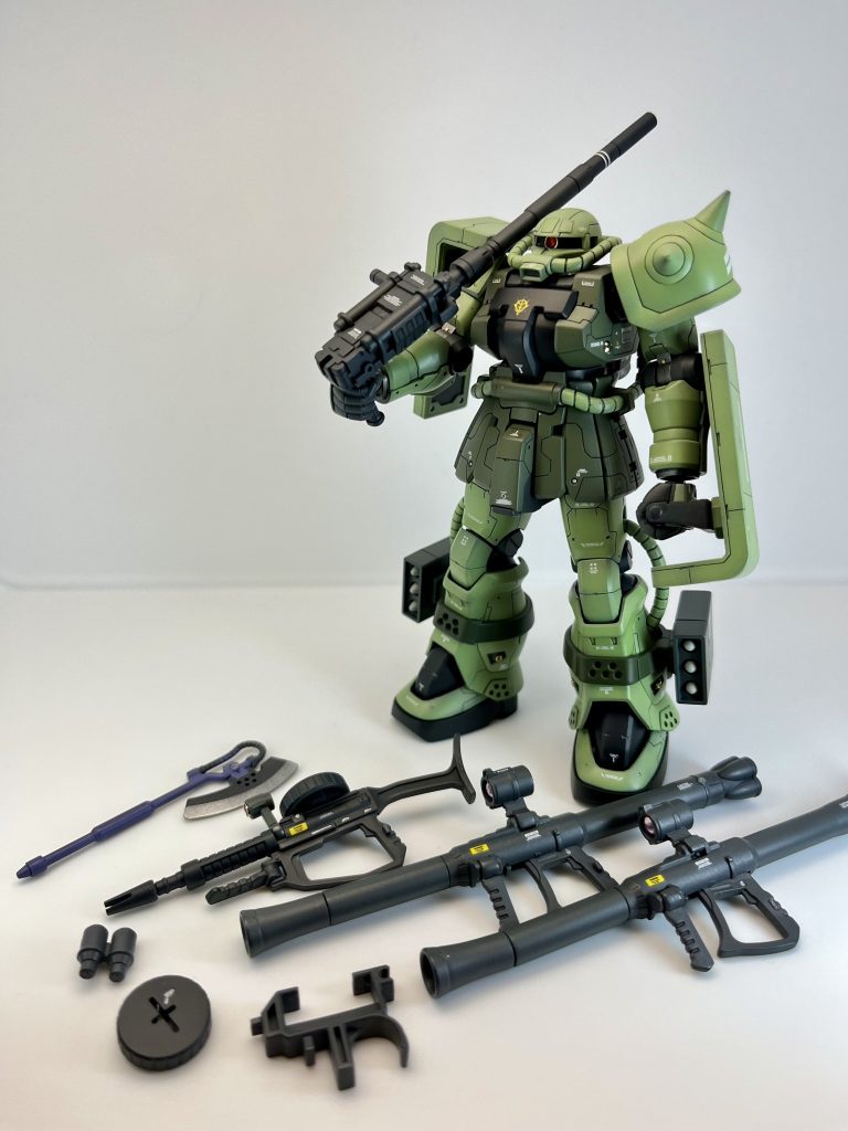 装備品一色です。皆様はリバイブザク（シャアザクも）を作成した際にでる手前中央のパーツどうしていますか？このパーツ、リバイブザクでは全く使い所がありません。それもそのはず、リバイブザクの武器ランナーは高機動型ザクの武器ランナーを流用しており、リバイブザクのために用意された物ではありません。しかし、高機動型ザクのシールドはF2のシールドを基に作られており、幅が全く同じでF2のシールドに取り付けできます。なのでこのパーツと機体のマウントを用いれば画面の武器類を携行可能です。