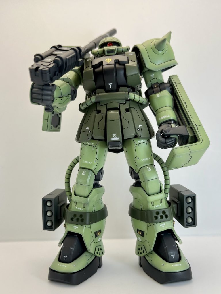 正面から前回に引き続きザク2F2です。2機同時に作成を開始し、順調にいけば前作を昨年末に、今作を年始に投稿するつもりでしたが、インフルエンザのおかげで大幅に予定がずれ込みました。今作もあと塗装という段階で、連休初日に娘がインフルエンザに罹ったり、飼い猫に右人差し指を噛まれたため、パンパンに腫れ上がり、痛くて指が動かせず、三連休を棒に振るという結果に…。しかし、本日、急遽平日休みに、これは！と思い昨夜から塗装を開始し、完成に漕ぎ着けました。