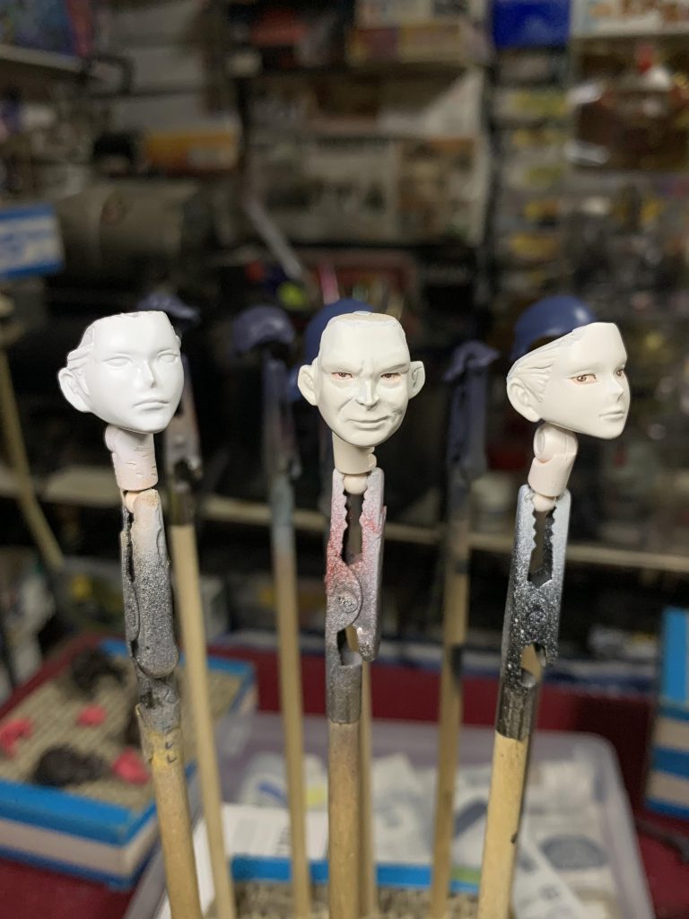 顔を塗ってるところです。顔はバルサでベースを作ってエポパテで造形しています。