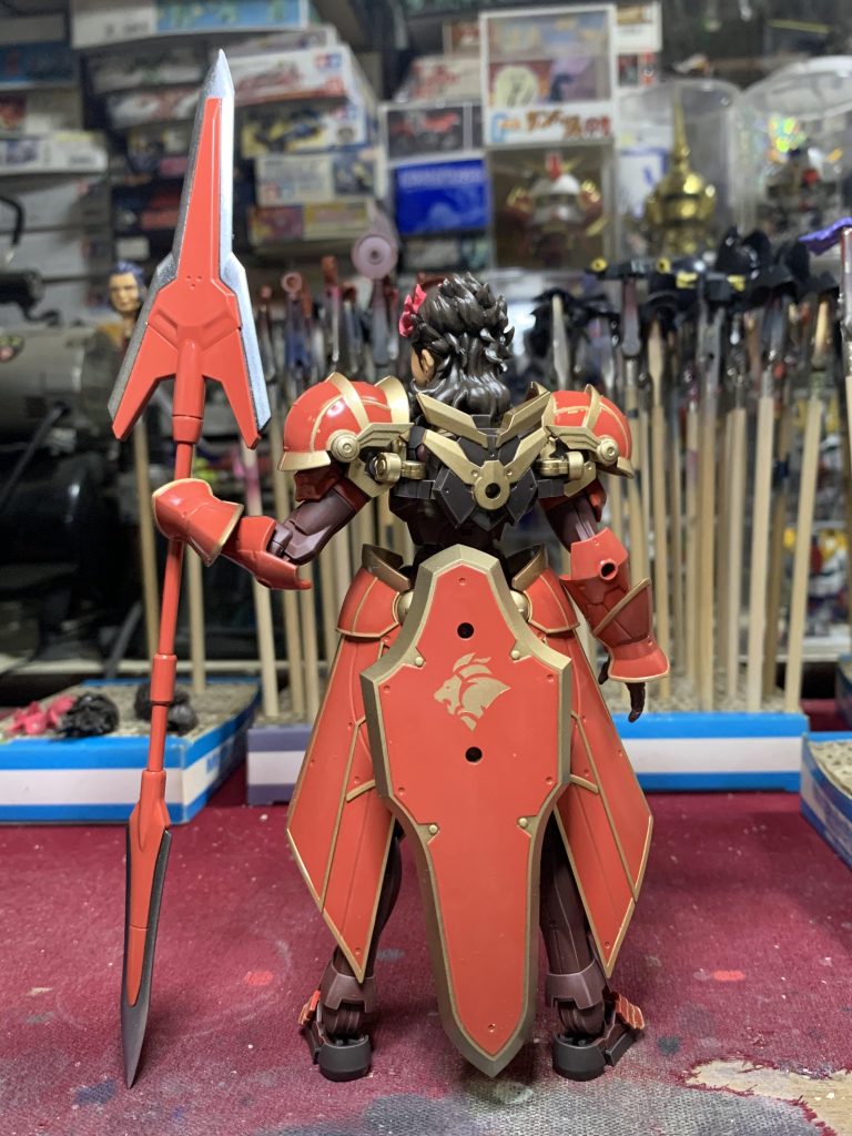 お尻シールドのライオンマークはマスキング切り抜き塗装です。