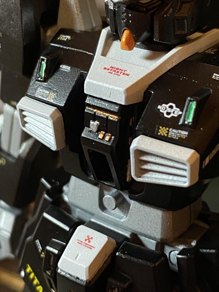 コクピットハッチ周りの造形等、これ一旦組んだらほぼ目にしない部分にもデティールが。他キットにも言えることですが、足裏の肉抜きや、バックパック接続面のディテールなど、中には旧版の方が優れているポイントも。