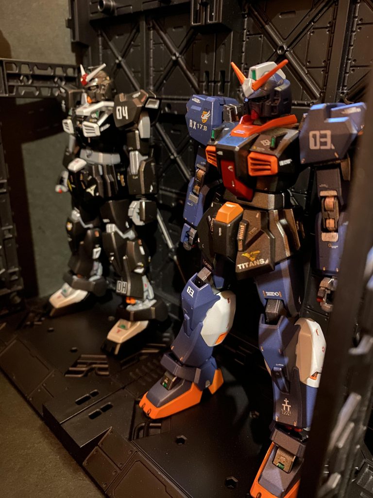 工作としては、旧hgucは合わせ目消しとフロントアーマーの独立可動や、センサー類のクリアパーツ自作。revive版は、ほぼ工作無しで、モナカ割武器の合わせ目消しぐらいでした。センサー類はシールの上に蛍光塗装のお手軽製作です。