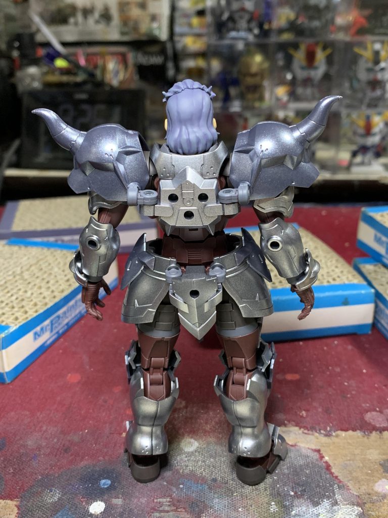 背中パーツはポージングの都合上付けていません。