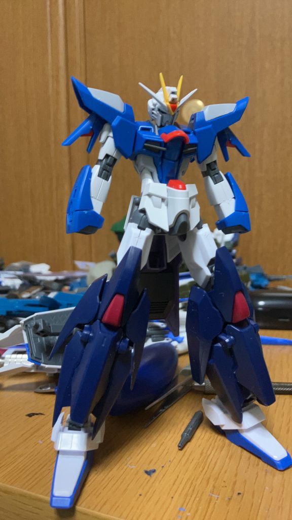 ゼルドザームの脚部を使う為に加工をしたのはいいのですが腕が流石に短かったのでザバーニャのパーツを使い延長しました後ろが汚いこは気にしないでください、ミキシングをする為にパーツをかき集めた結果散らかってしまいましたw