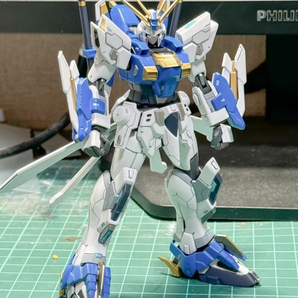 年末から、ブレイジングガンダムをディテールアップして製作しています。後は、デカールとトップコートで仕上げようと思います。本体は、ブレイジングガンダムを作る際の余剰パーツを再利用して、全体のシルエットも変えるように組み込みました。 （3枚目）