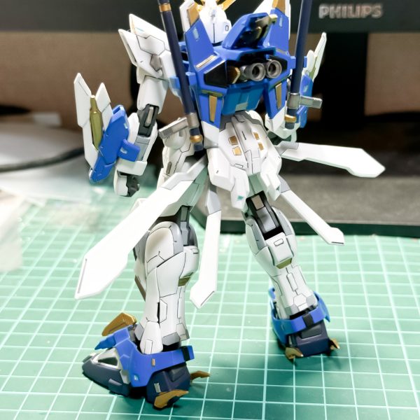 年末から、ブレイジングガンダムをディテールアップして製作しています。後は、デカールとトップコートで仕上げようと思います。本体は、ブレイジングガンダムを作る際の余剰パーツを再利用して、全体のシルエットも変えるように組み込みました。 （2枚目）