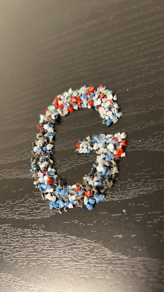 HGなのに部品が小さくて、シールを貼るのが難しいです。