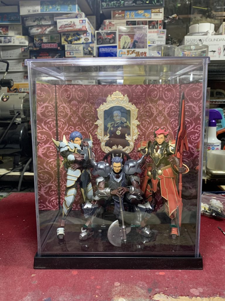 ウインナーケースに合わせて各キャラを配置。両サイドは百均のミラーシート、背面は発泡ボードに飾り紙を貼ってるだけ、床も百均の黒大理石風シートを貼っただけです。爺さんの肖像画はアクリルガッシュで描いていますが額縁は百均のポストカードみたいな商品を切り抜いて使用しています。