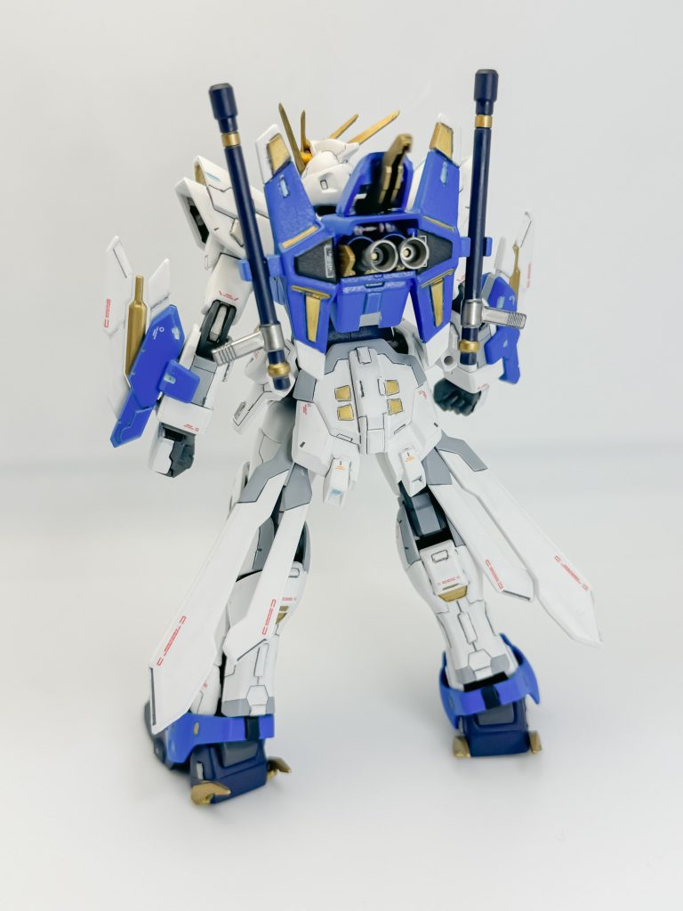 余剰パーツは、以下に使用。バックパック上部: 肩部の白パーツ足後方の爪:　ガントレッドの爪パーツをバラして使用。リアスカート: バックパックのスラスター部、取り付け、稼働用の基部は、リアスカート裏にプラ板とランナー棒で作成