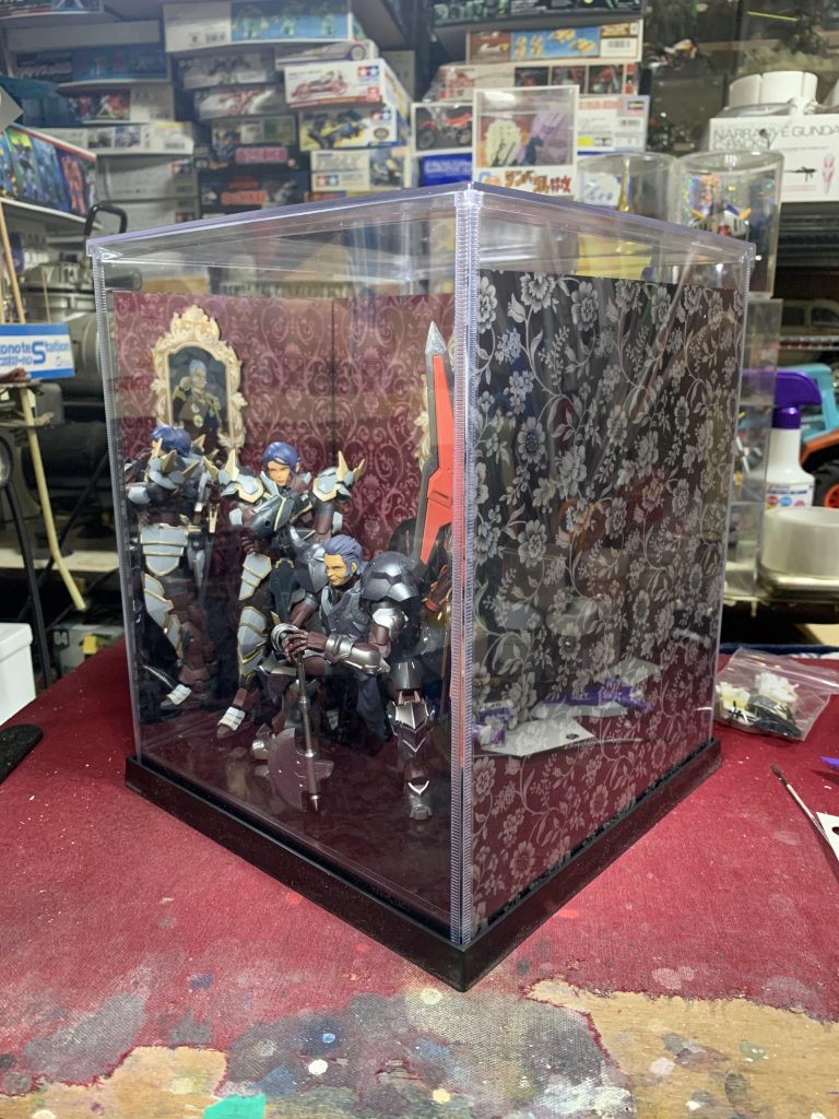 両サイドのミラーシートの裏面が真っ白で箱としての見栄えが悪かったので飾り紙を貼ってます。