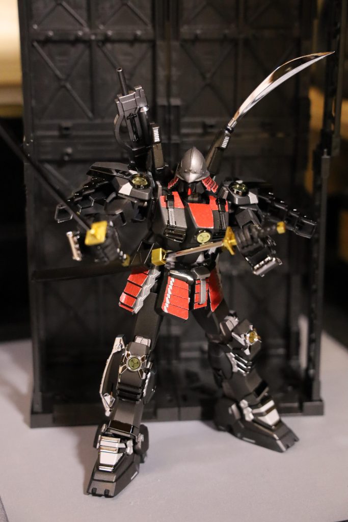 赤の部分は付属のデカールなのですが、和紙のデカールが独特でした。分厚くて硬くて粘着力が貼りづらい…貼り直すと粘着力がなくなるし…めんどーでした一方で葵の紋はイイですね✨写真がわかりづらいですが、右手に刀を構え左手も抜こうというポーズ⚔️