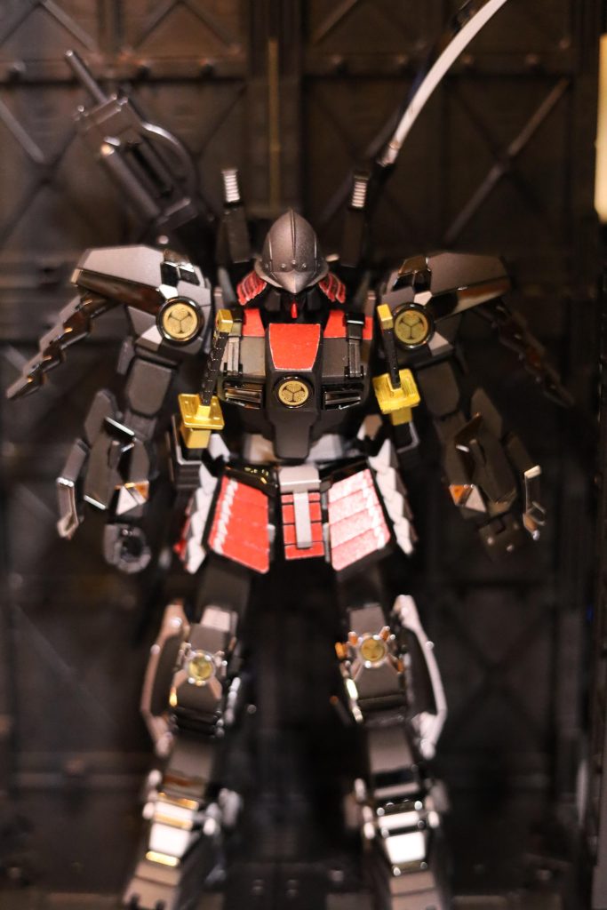 背景は山田化学さんのディスプレイベースを4つ使っています。上に連結しないと頭が出ますメッキパーツが多いのでメッキ部を組み立てる前につや消しクリアーを吹いています。メッキと艶消しのコントラストが気に入っています