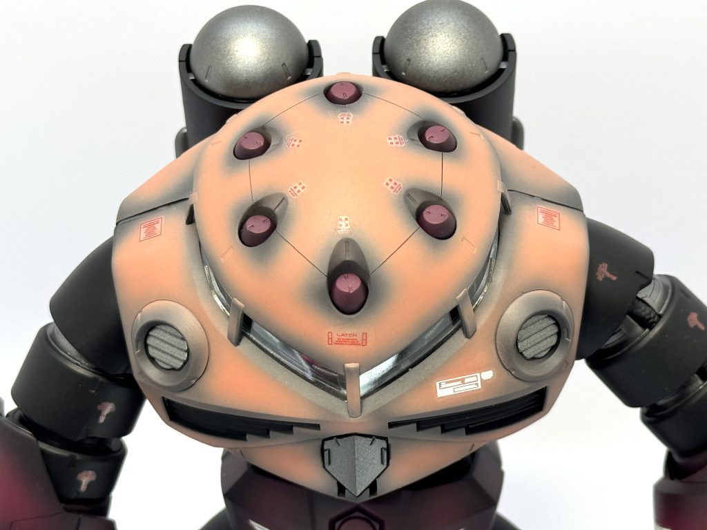 頭部ヘキサゴン風にスジ彫を追加しました。肩の合わせ目は段落ち加工しています。