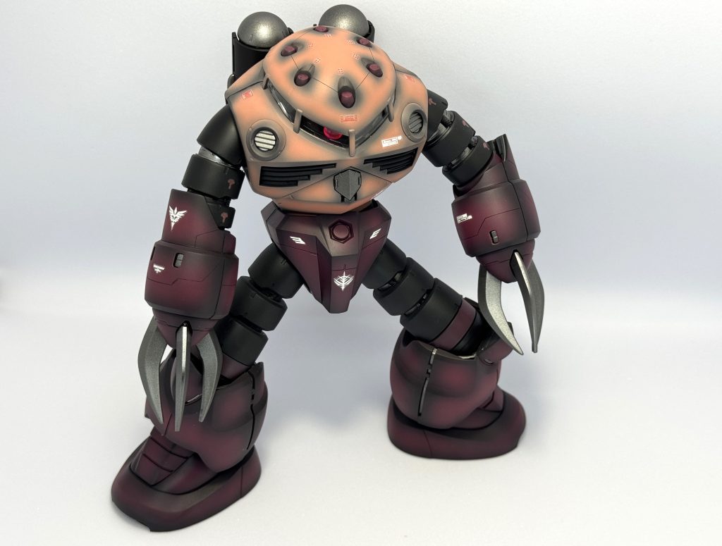 サイド腕にスジ彫を追加しています。