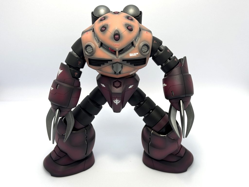 正面自分の組み立てが悪いのか右腕のポロりが酷くて、あまり曲げられませんでした。