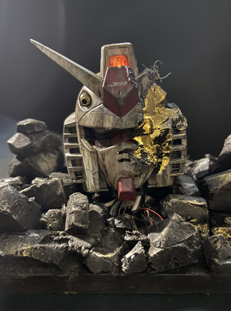 光るとこんな感じ。ツインアイを光らせるか迷ったんですが、光らせる発想は後から出てきたのと、壊れているのに生気が出てしまうなぁーとも思い、やめました。今度、ディテールアップ版を作りたいと思っているので、その時にチャレンジしようと思います。